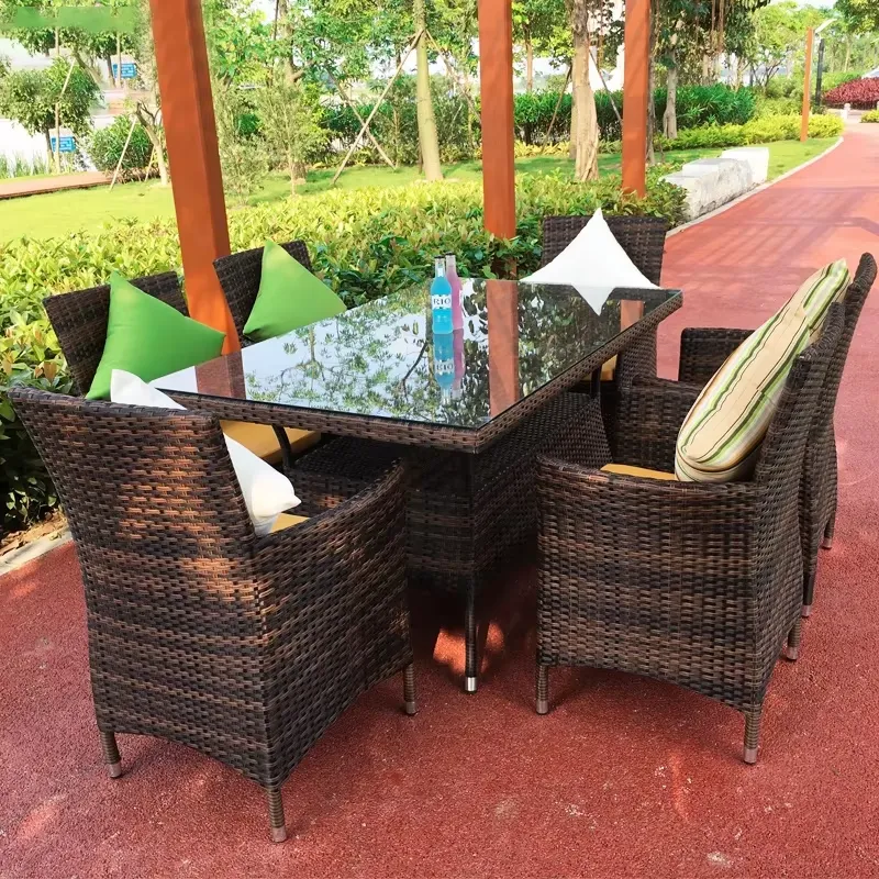 Coffee Tea Gardens - Combinatie van rotan tafel en stoelen