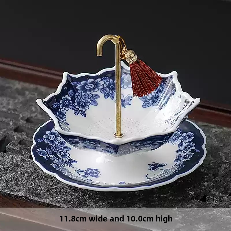 Coffee Tea And Leaf - Chinese blauw-witte porseleinen theefilter in de