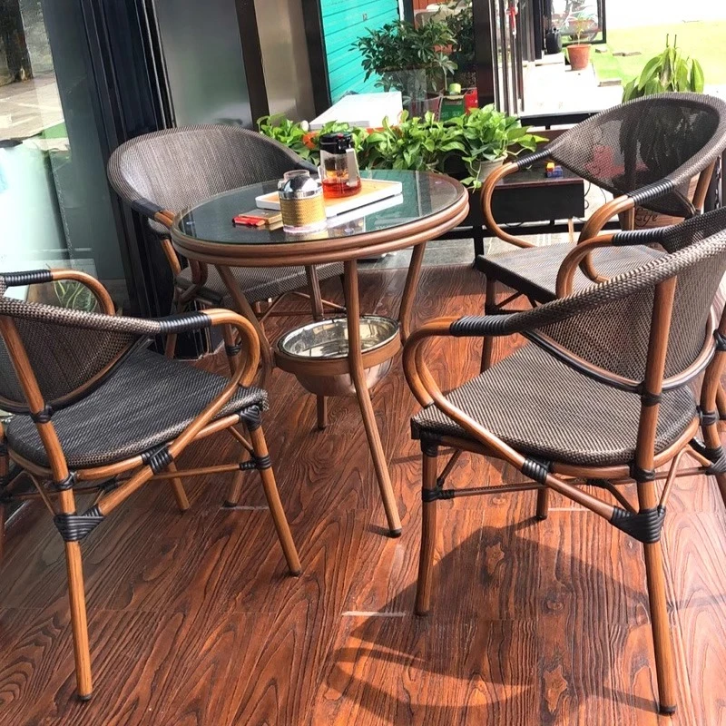 Buitentuin rotan binnenplaats  - Coffee Tea Gardens recensie en prijs